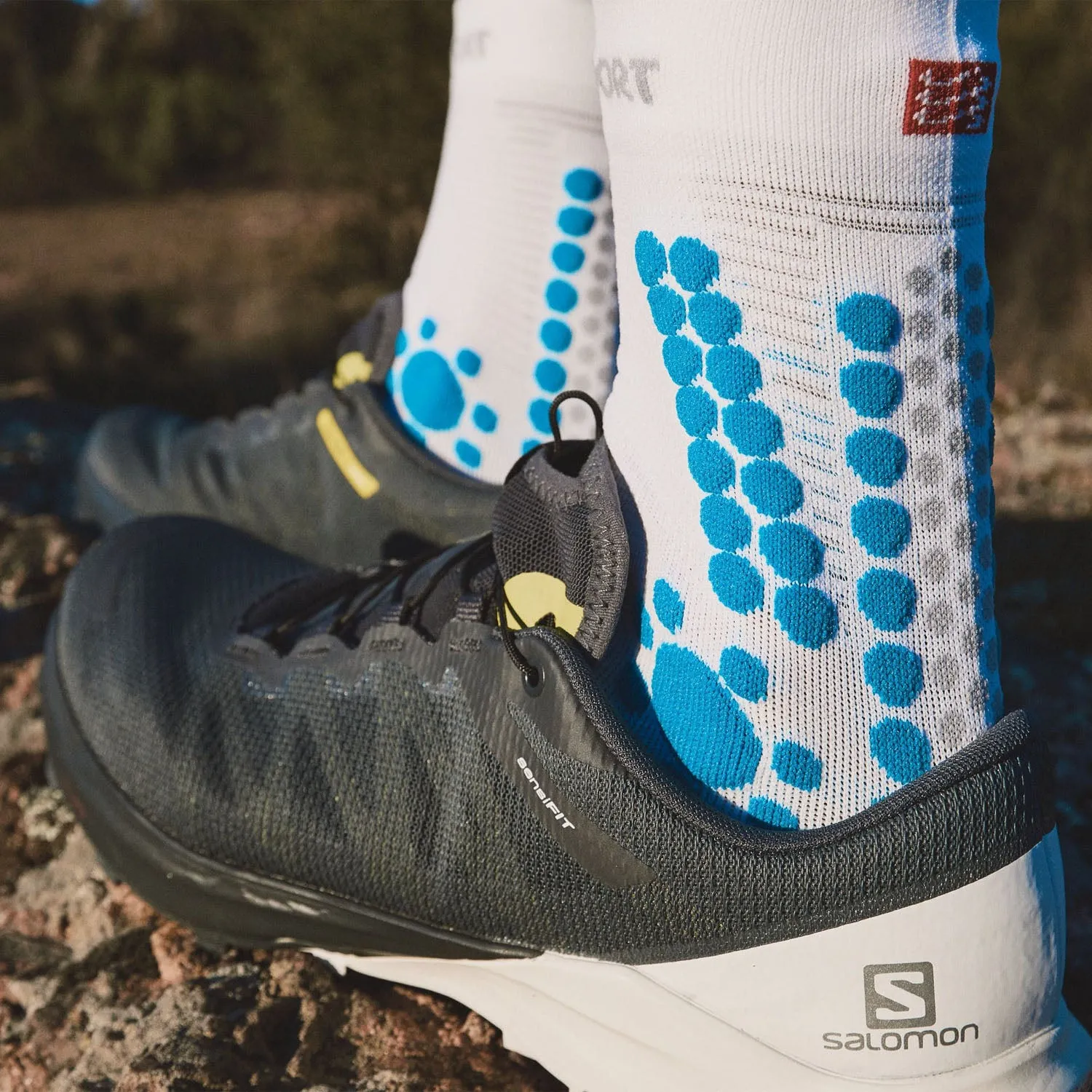 Compressport Pro Racing Socks v4.0 Trail - White/Fjord Blue