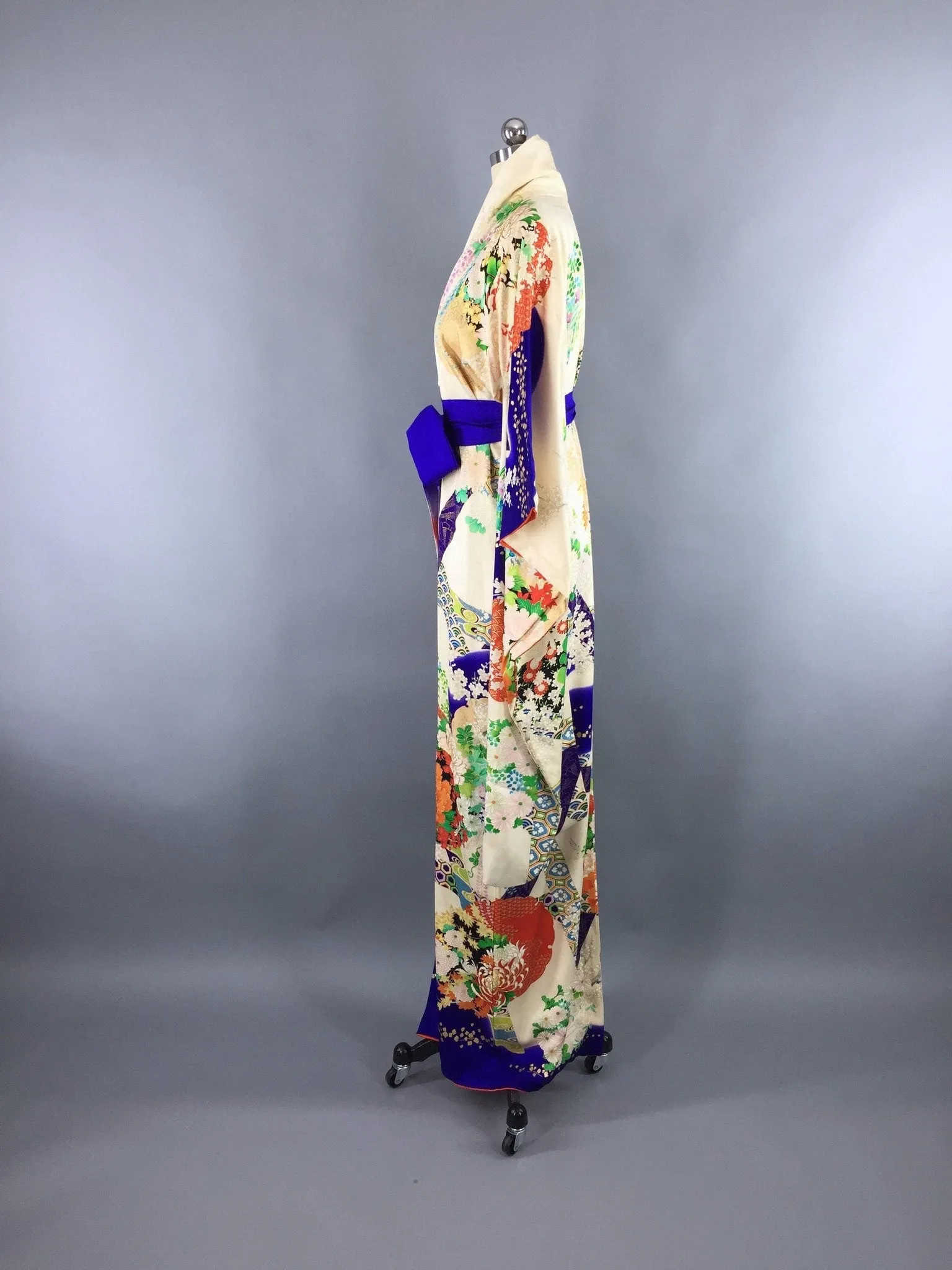 Vintage 1960s Silk Kimono Robe / Blue Wisteria Floral Print