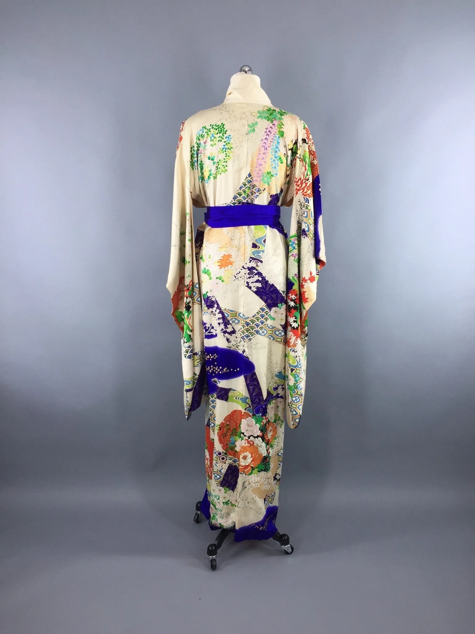 Vintage 1960s Silk Kimono Robe / Blue Wisteria Floral Print