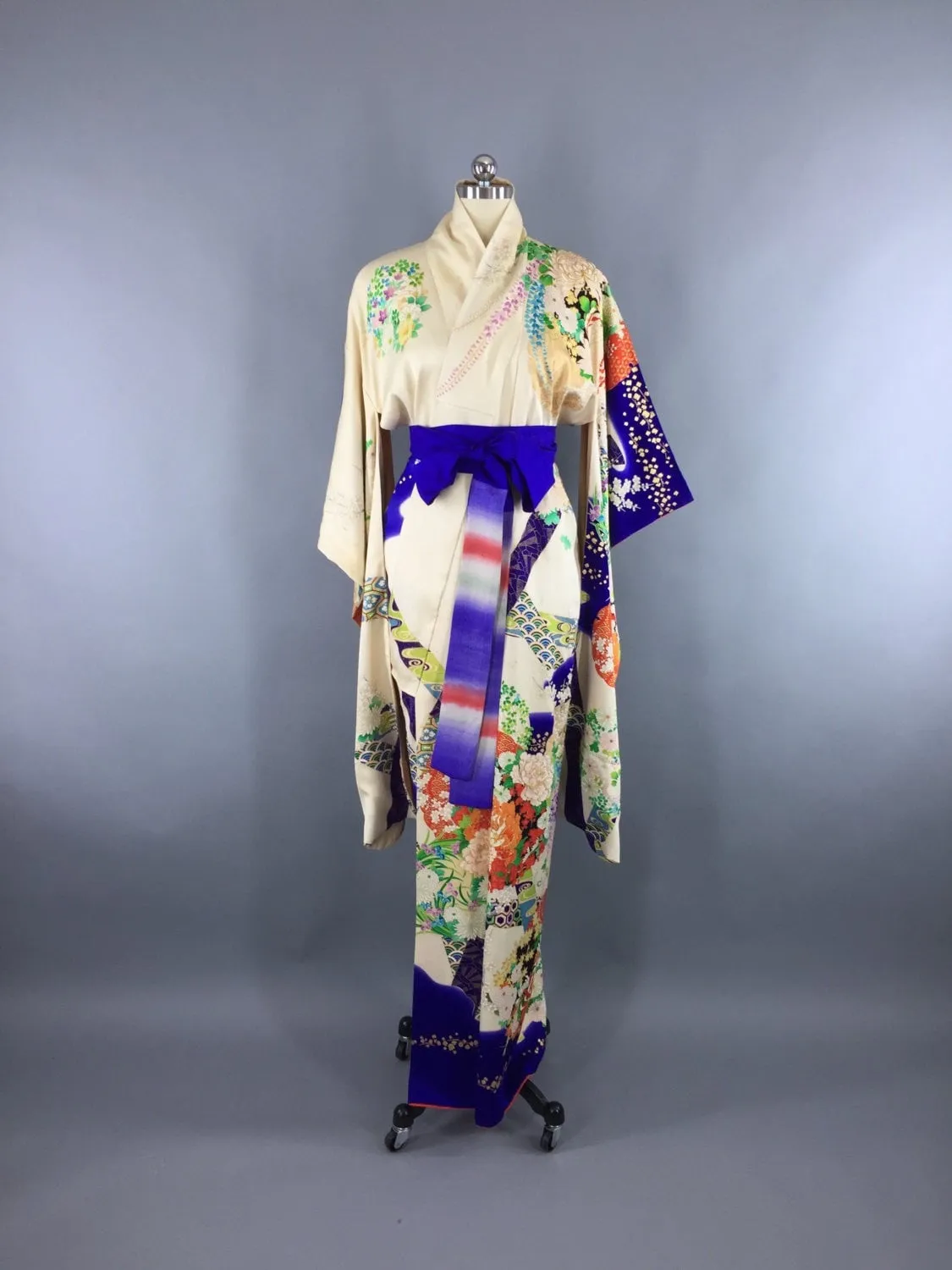 Vintage 1960s Silk Kimono Robe / Blue Wisteria Floral Print